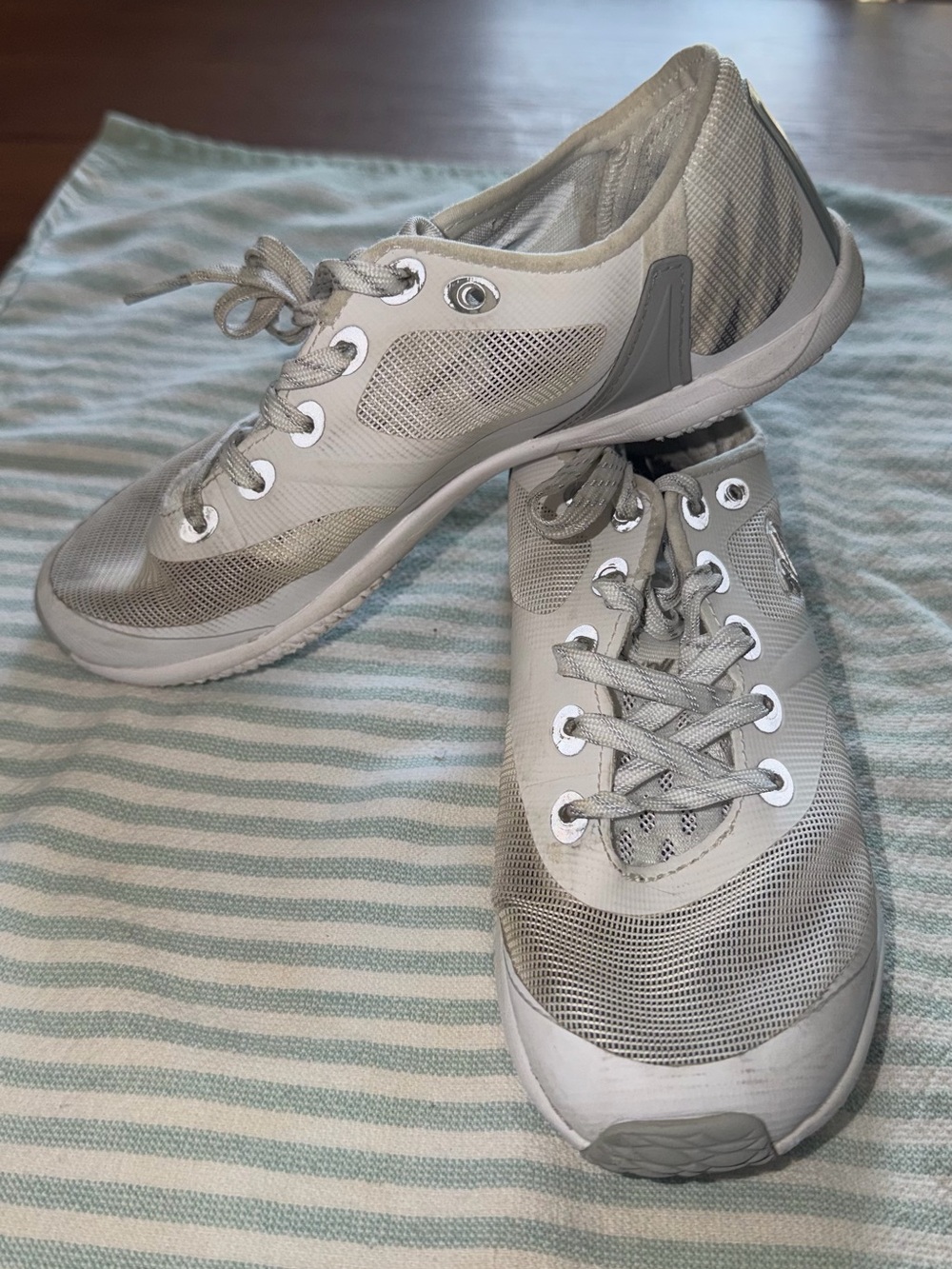 White size 5 Women's Varsity Lace-Up Cheer Shoes